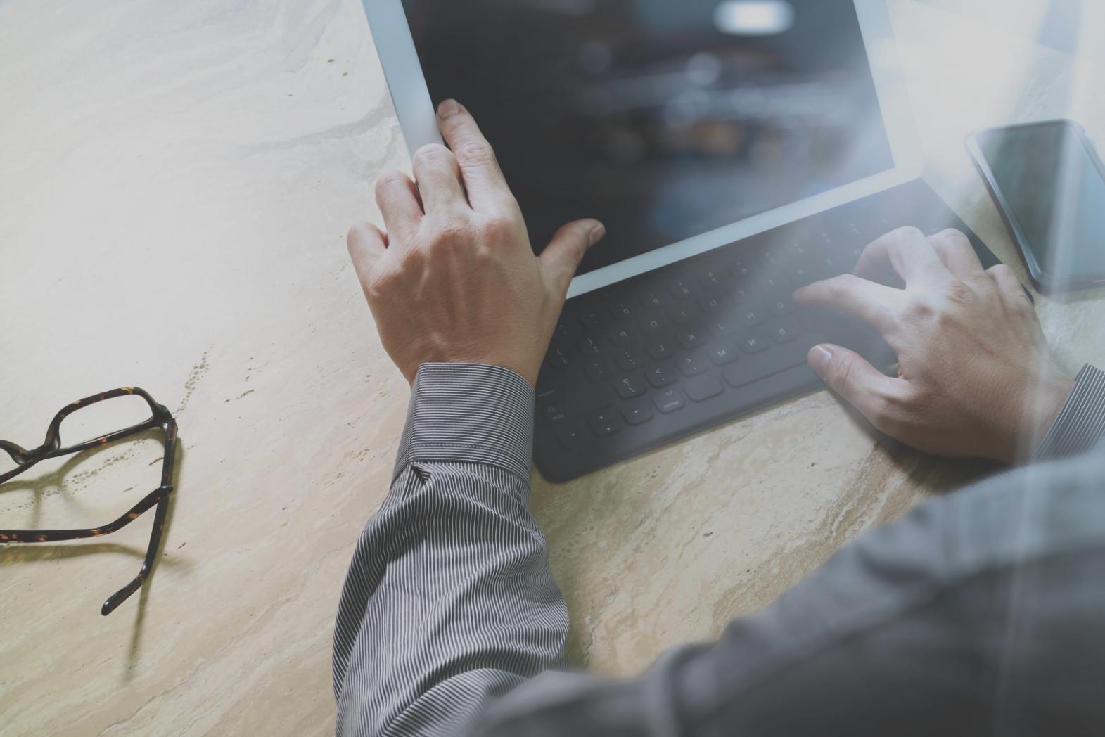 Paxoventura Team bei der Arbeit an SEO-Analytics-Projekten